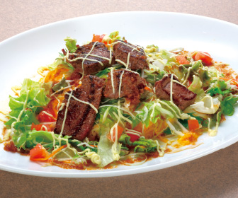おろしソースのステーキサラダオム